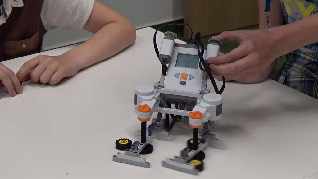 Képünkön az "Itt a piros - hol a piros" keverőrobot