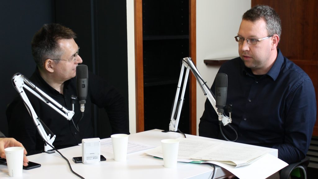 Farkas Bertalan Péter, a Tempus Közalapítvány Tudásmenedzsment csoportjának vezetője és Szilágyi Árpád, a DTM műsorvezetője. Fotó: Nemes Ilona