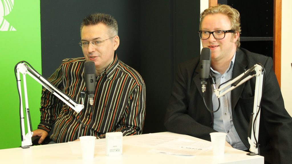 Szilágyi Árpád műsorvezető - szerkesztő és Képes Gábor IT múzeológus a kertészrobotról beszélgetnek