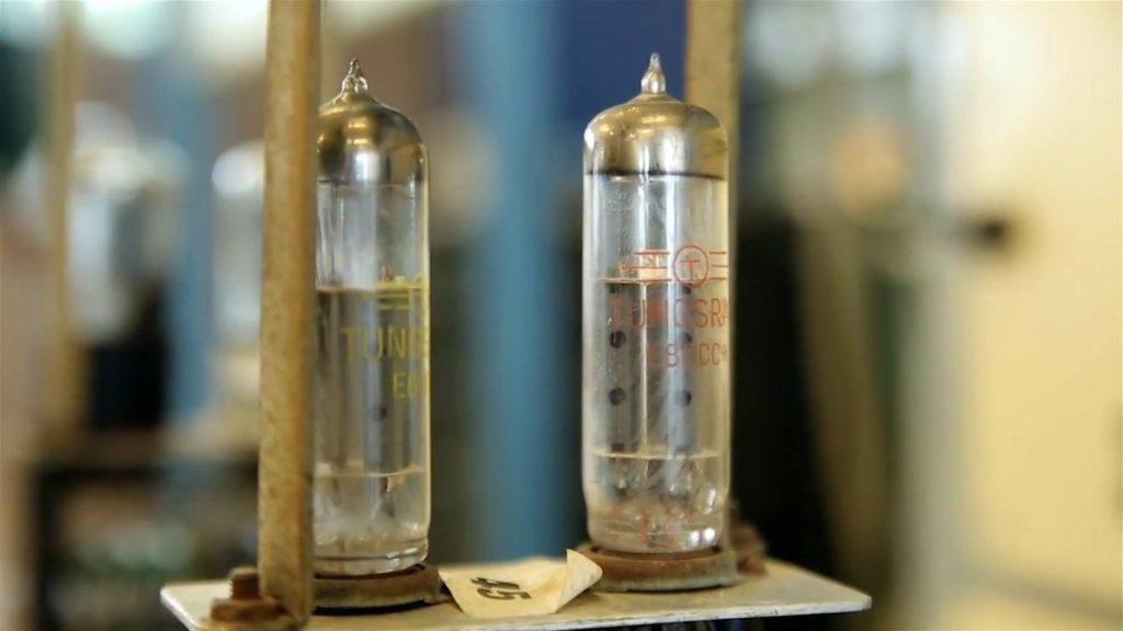 Tungsram (azaz magyar) gyártmányú elektroncsövek az 1959-ben létrehozott M3-as számítógép részegységeiben. Forrás: A jövő múltja c. kiállítás