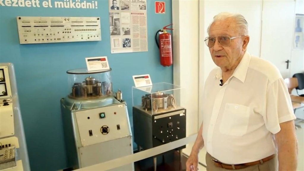 Muszka Dániel kibernetikus, informatikus a szegedi múzeumban mutatja be az M3-ast, az első Magyarországon épített számítógép máig fennmaradt részeit. Műsorunk után két nappal szomorú hírt kaptunk: Muszka Dániel 87 éves korában elhunyt. Forrás: A jövő múltja c. kiállítás