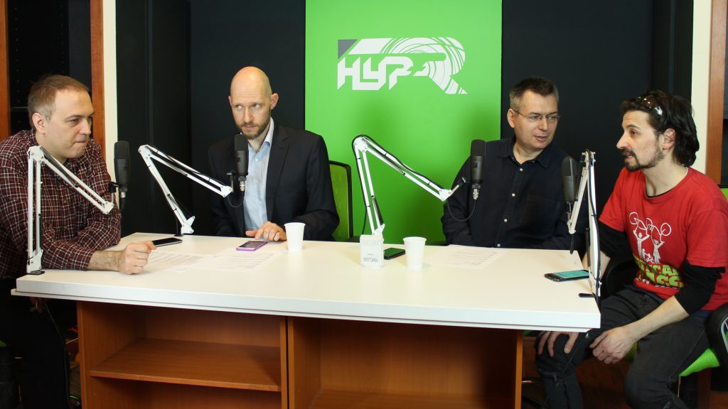 Az asztaltársaság balról jobbra: Herpai Gergely újságíró, Keleti Arthur IT biztonsági szakértő,Szilágyi Árpád műsorvezető és Réz B. Gábor