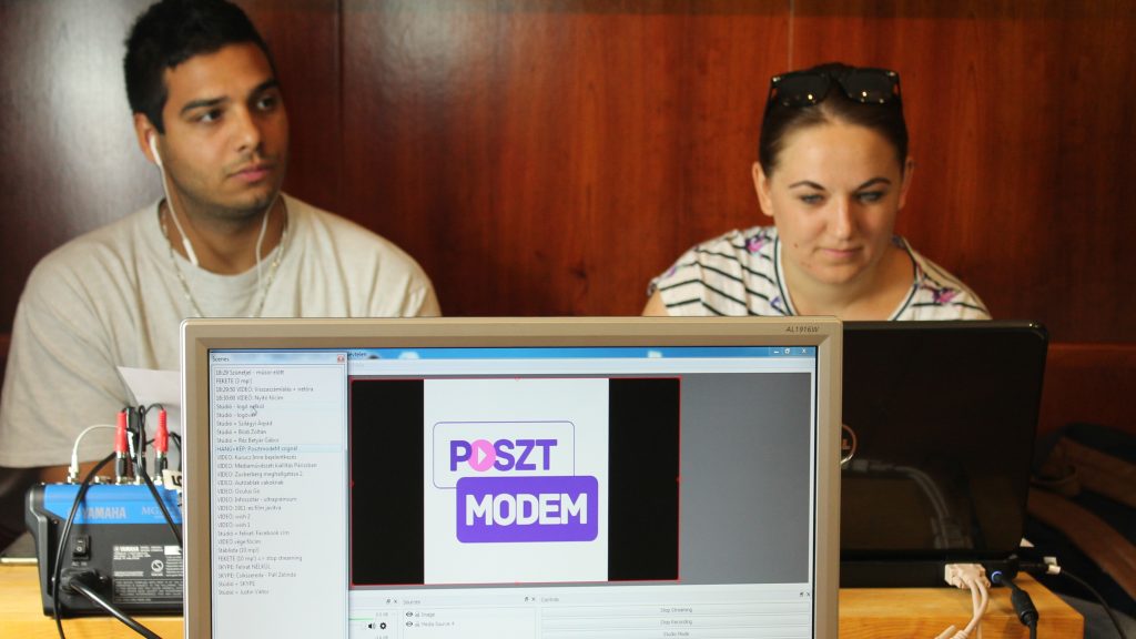 Orsós József hangtechnikus és Battai Blanka adásrendező. Fotó: Nemes Ilona