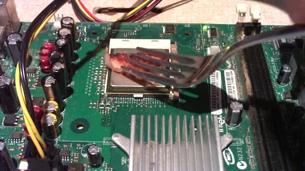 Serceg a szilikonzsír a Celeron processzoron, készül a grillezett hús – forrás: Cube Computer Channel/YouTube