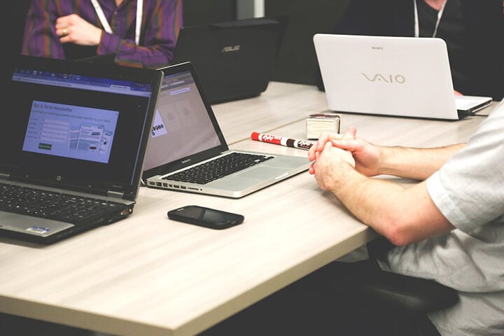laptopon dolgozó férfi