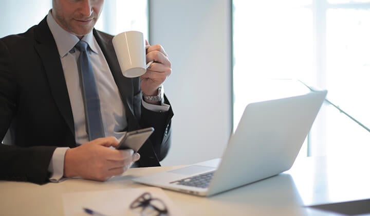 laptop elött dolgozó férfi