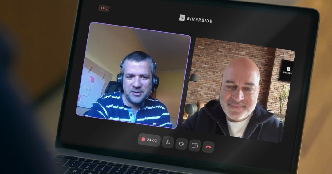 Novák Péter, a Magyar Reklámszövetség (MRSZ) elnöke (jobbra) interjút ad a Media1-nek. Balra Szalay Dániel, a Media1 főszerkesztője