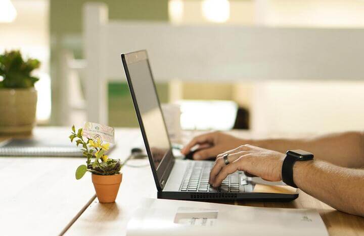 laptopon gépelő ember