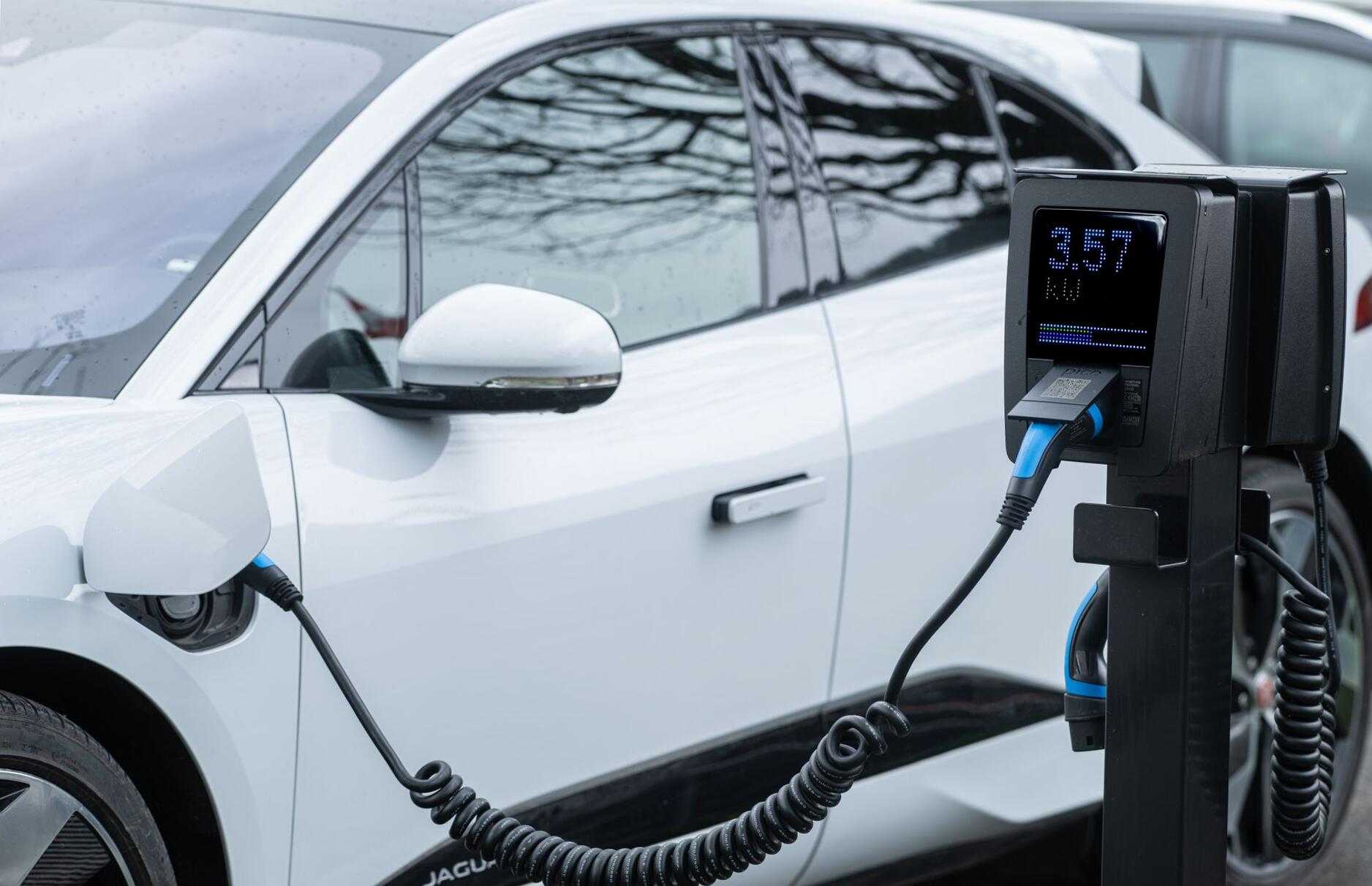 Elektromos autók töltésének kihívásai és lehetőségei (x)